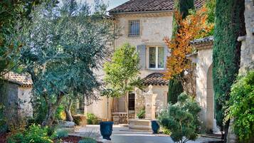 Mặt tiền nơi lưu trú