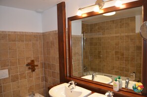 Regadera, secadora de cabello, bidet, toallas 