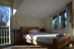 4 bedrooms, in-room safe, desk, iron/ironing board