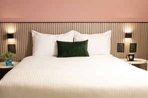 Premium bedding, desk, laptop workspace, blackout drapes - NIU Reforma (Mexico City)