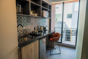 Executive Studio | Private kitchen | Mini-fridge, microwave, stovetop, electric kettle - NIU Reforma (Mexico City)