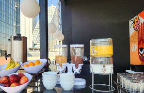Tägliches inbegriffenes kontinentales Frühstück