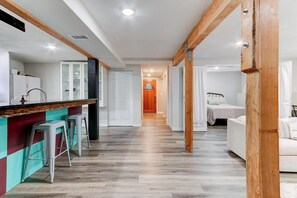 6 soverom, skrivebord, strykejern/-brett og reiseseng for barn