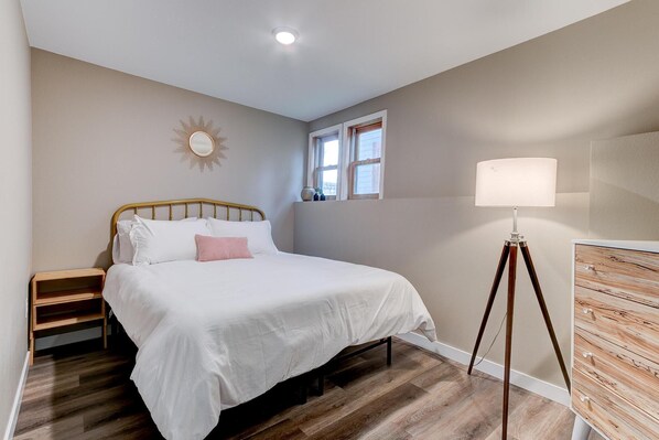 A bedroom with a bed, bedside tables, a lamp, and a dresser. - Wine Country Victorian - Two Kitchens - Walk to Town & Wineries (Newberg)