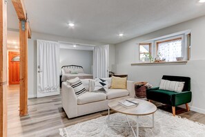 Smart TV - Wine Country Victorian - Two Kitchens - Walk to Town & Wineries (Newberg)