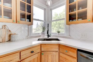 Réfrigérateur, four à micro-ondes, un four, surface de cuisson