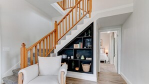 Un escalier avec des rampes en bois menant à une chambre.