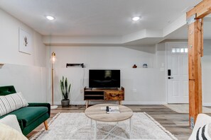 Smart TV - Wine Country Victorian - Two Kitchens - Walk to Town & Wineries (Newberg)