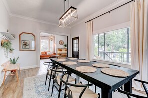 Dining - Wine Country Victorian - Two Kitchens - Walk to Town & Wineries (Newberg)