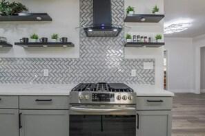Microwave, oven, stovetop, dishwasher - Jonair's Stockyard House ,Walk to Stockyards! (Fort Worth)