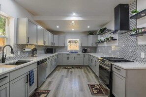 Micro-ondes, four, plaque de cuisson, lave-vaisselle