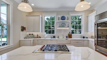 雪櫃、微波爐、焗爐、爐具