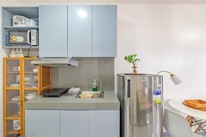 Fridge, microwave, stovetop, electric kettle