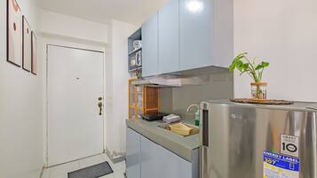 Fridge, microwave, stovetop, electric kettle