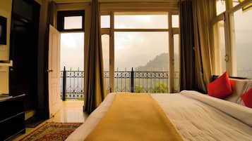Deluxe Room | 1 bedroom, soundproofing, iron/ironing board, free WiFi