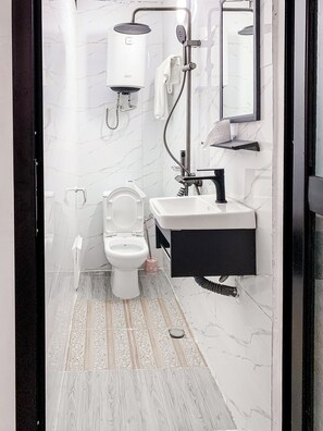 Economy Double Room | Bathroom