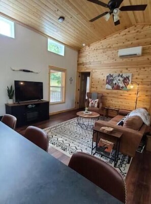 Smart TV, fireplace