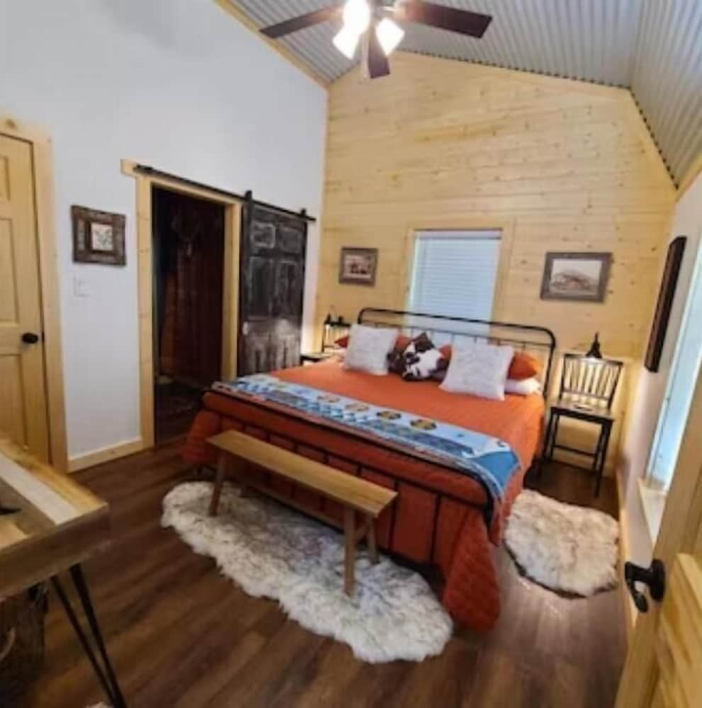Mineola "Mane" Stay Cabin Near Downtown & Adjacent to Mineola Nature