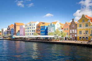 Un paisaje costero con edificios de colores y un canal.