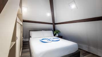 Un dormitorio moderno con cama, mesita de noche y una planta en maceta.