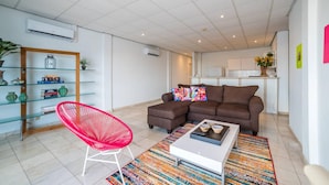 House | 2 bedrooms, high-speed internet - Stunning Balcony View Spacious 2BR Apt at Unique Location (Willemstad)