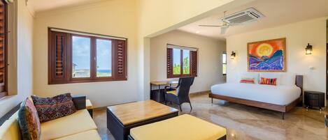 Un amplio espacio habitable con un sofá, una mesa de comedor y una cama.