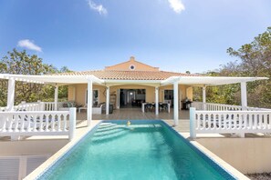 3 عدّة غرف نوم وخدمة الإنترنت