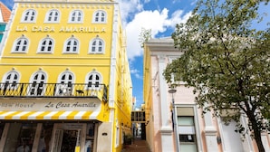 Un bâtiment jaune portant l’enseigne « La Casa Amarilla » et une devanture indiquant « The Yellow House ».