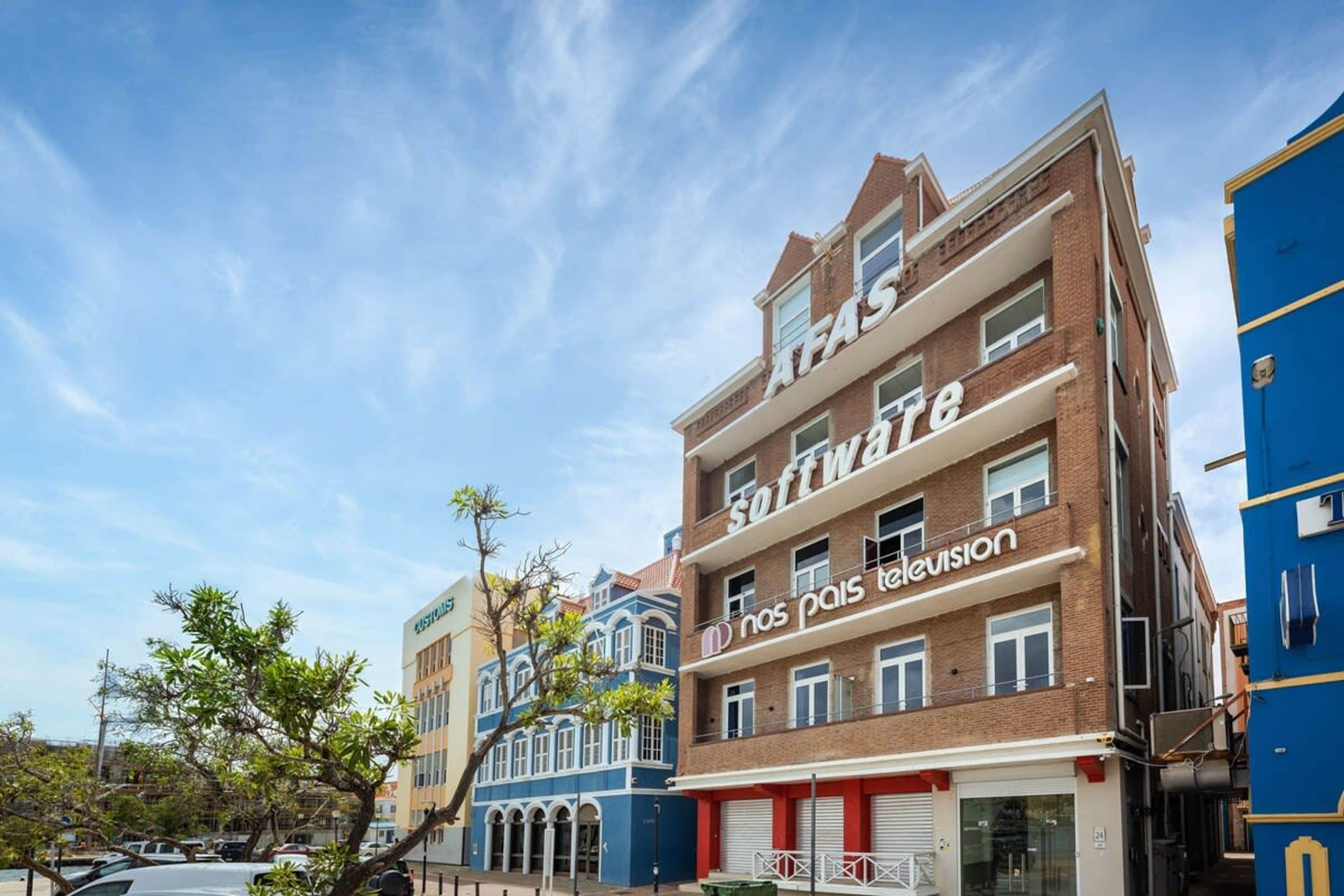 A multi-story building with a sign for 'AFAS Software' and 'nos pais television'.