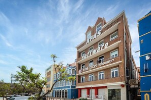 A multi-story building with a sign for 'AFAS Software' and 'nos pais television'.