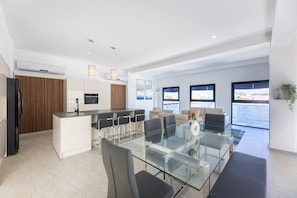 Exterior - Handelskade's Grand Historical Penthouse: Refined Luxury Living (Willemstad)