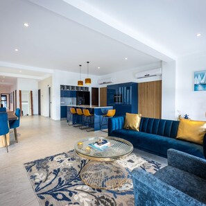 Apartment | 3 bedrooms - Handelskade's Grand Historical Penthouse: Refined Luxury Living (Willemstad)