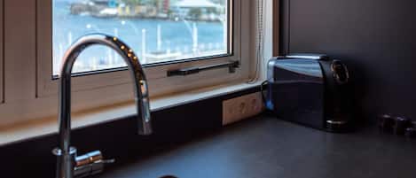 Eine Küche mit Fenster, Spüle und Toaster auf der Arbeitsfläche.