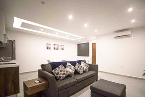 Apartment | 1 bedroom - Zazil 20 Av. 1-br Gem // ~rooftop Pool W/city Views ~ // Walk to Playa Mamitas, Coco Beach, & 5ª (Playa del Carmen)