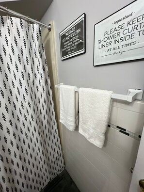 Hair dryer, towels, soap, shampoo - Cozy secret apartment with free parking in Yonkers
 (Yonkers)