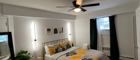 1 habitación, escritorio, tabla de planchar con plancha y cuna de viaje