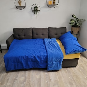 1 quarto, escrivaninha, ferros/tábuas de passar roupa, berço de viagem