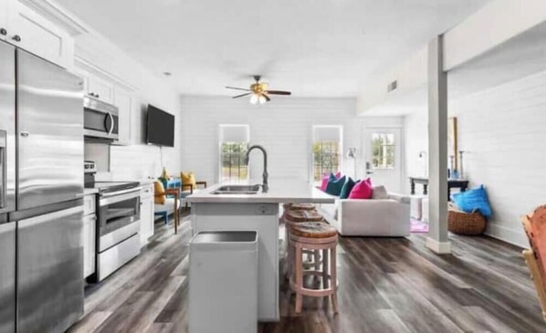 Kjøleskap, mikrobølgeovn, ovn og kokeplater