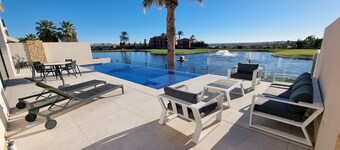 Moderne villa, met artistieke inrichting. dicht bij wandelpaden, zee, golfgebied