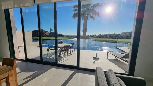 Moderne villa, met artistieke inrichting. dicht bij wandelpaden, zee, golfgebied