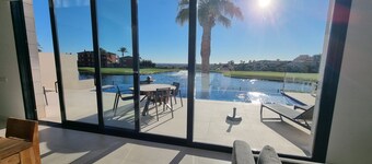 Moderne villa, met artistieke inrichting. dicht bij wandelpaden, zee, golfgebied