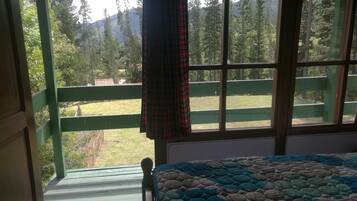 4 bedrooms, desk, WiFi, bed sheets