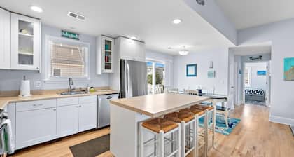 Close to Beach & Bay , 3-BR, 2- Bath, Sleeps 8, Private yard, Outdoor Shower