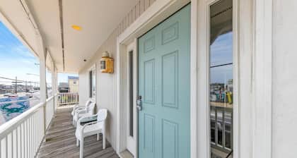 Close to Beach & Bay , 3-BR, 2- Bath, Sleeps 8, Private yard, Outdoor Shower