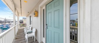 Close to Beach & Bay , 3-BR, 2- Bath, Sleeps 8, Private yard, Outdoor Shower