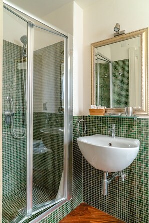 淋浴设施、吹风机、坐浴桶、毛巾