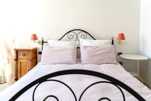 2 bedrooms, desk, iron/ironing board, travel cot