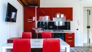 Kühlschrank, Ofen, Herdplatte, Wasserkocher mit Kaffee-/Teezubehör