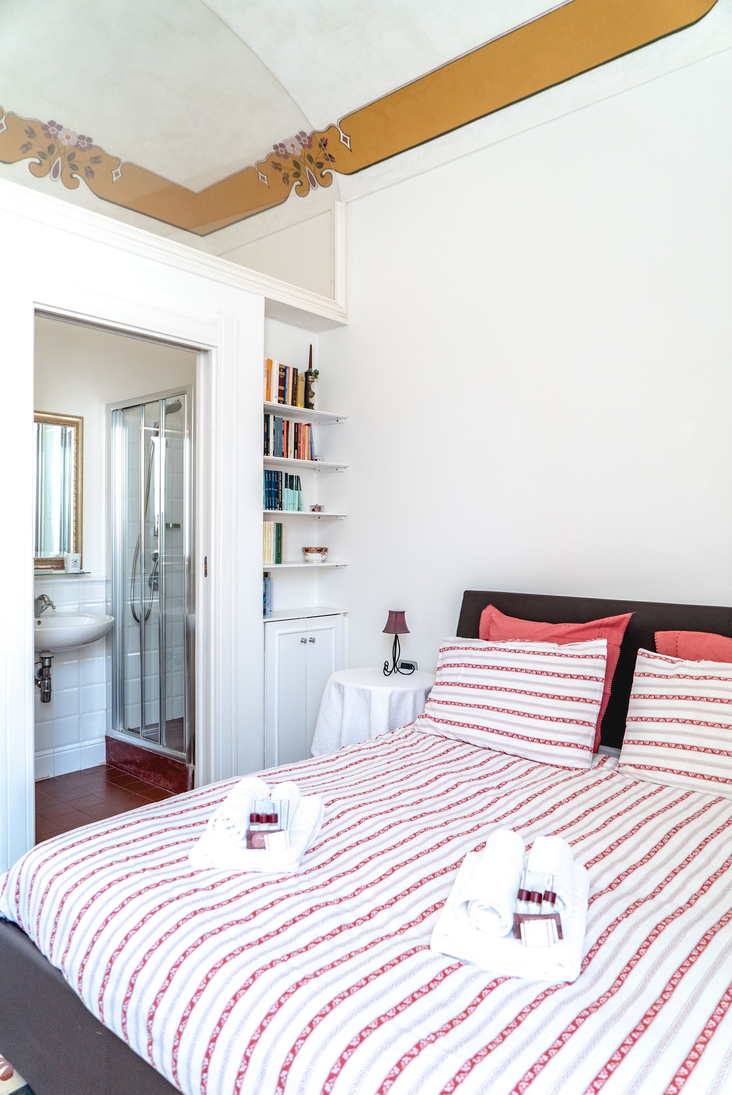 2 Schlafzimmer, Schreibtisch, Bügeleisen/Bügelbrett, Reisekinderbett