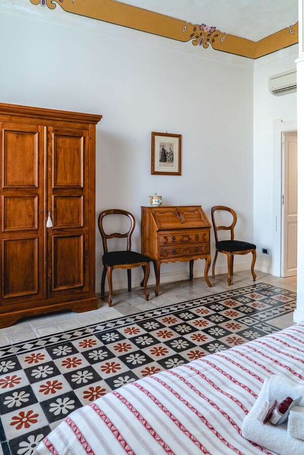 2 Schlafzimmer, Schreibtisch, Bügeleisen/Bügelbrett, Reisekinderbett